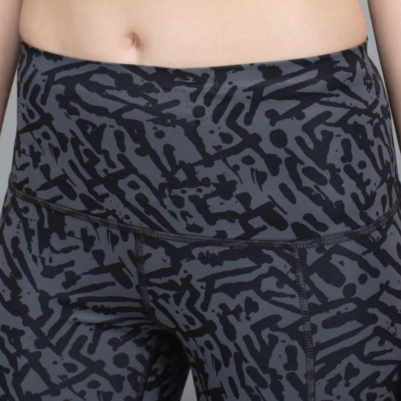 NWOT Lululemon Hot To Street Crop, Biggie Brushed Animal Coal/Black - Picture 5 of 8